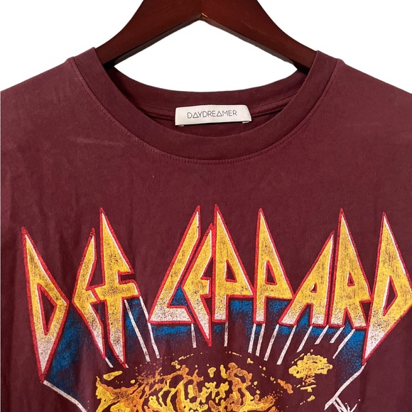 ✨ Daydreamer Def Leppard Maroon Band T-shirt Top - Picture 6 of 6